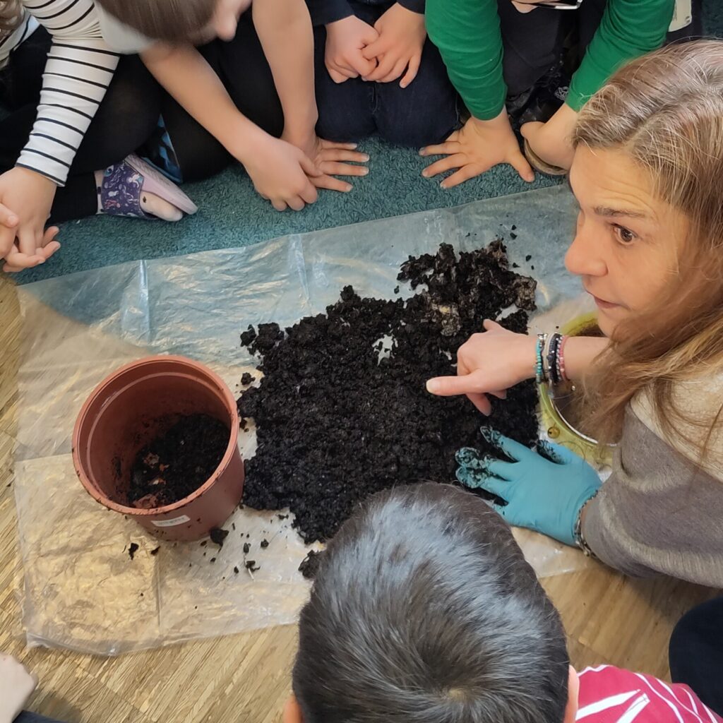 Prof. Archodoulaki beim Untersuchen vom Abbau von Kunststoffen in Erde