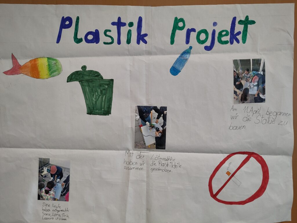 Foto eines Posters zum Plastik Projekt mit selbst gezeichneten Müll und einem Fisch sowie Fotos