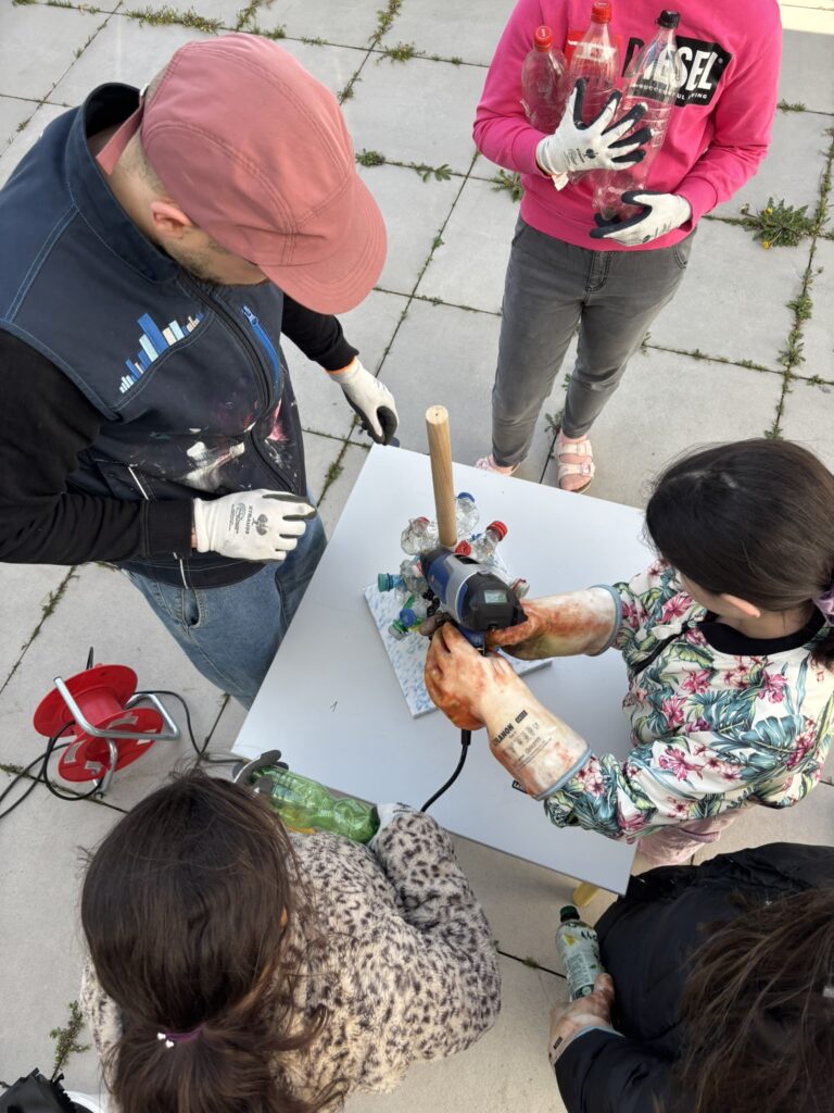 Kind schmelzt Kunststoff mit Heißluftföhn